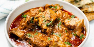 A mildly spiced Indian curry with cream curd & cashew base sauce.